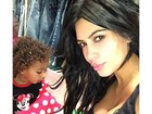 Kim Kardashian posta foto na qual filha mostra cachinhos (e ela, decotão)