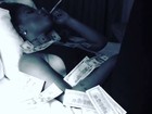 Ludmilla posta vídeo ostentação e aparece coberta por dólar