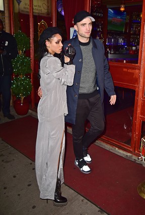 Robert Pattinson e a namorada, FKA Twigs, em festa em Nova York, nos Estados Unidos (Foto: AKM-GSI/ Agência)