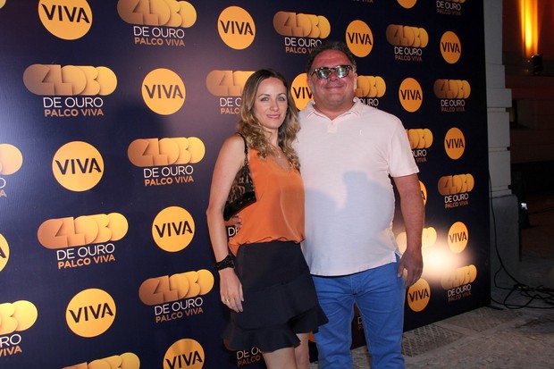 Léo Jaime e a mulher no Globo de Ouro (Foto: Alex Palarea e Felipe Panfili / AgNews)