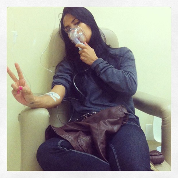 Ex-BBB Kelly posta foto fazendo nebulização (Foto: Instagram / Reprodução)