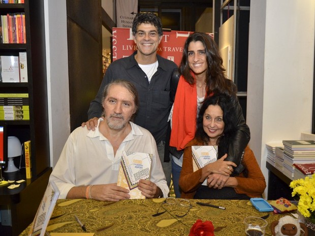 Eduardo Moscovis e Cynthia Howlett com os escritores Sérgio Seixas e Lygia Franklin de Oliveira em lançamento de livro no Rio (Foto: Léo Marinho/ Ag. News)