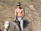 Caubói? Justin Bieber mostra barriga sarada em passeio a cavalo