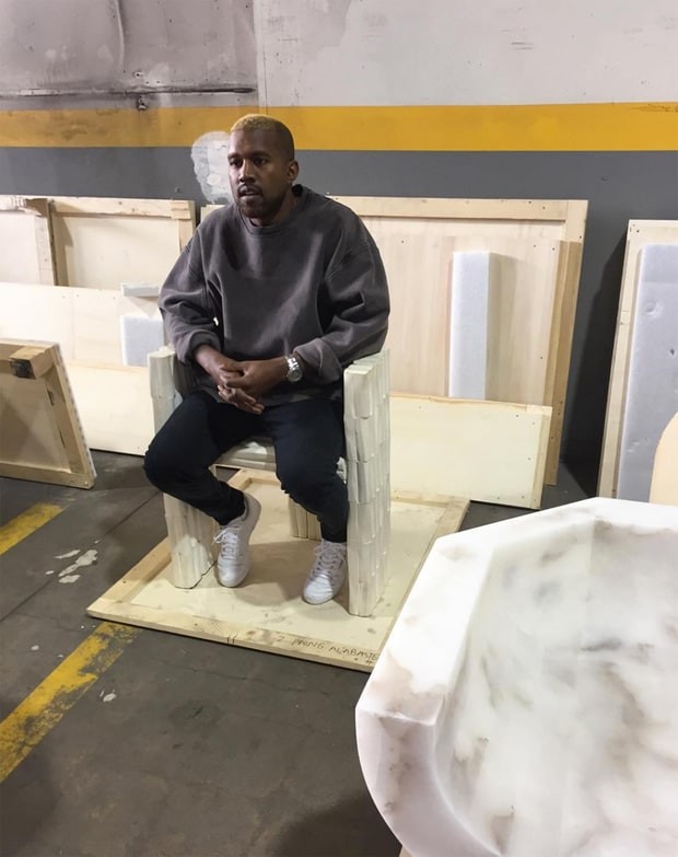 Kanye West em exposição de arte em Los Angeles, nos Estados Unidos (Foto: Instagram/ Reprodução)