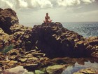 Thaila Ayala posa meditando em paisagem exuberante
