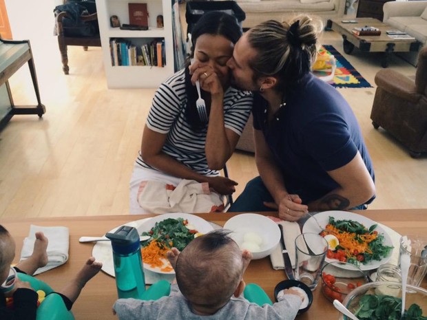 Zoe Saldana e o marido, Marco Perego, e os filhos gêmeos do casal (Foto: Twitter/ Reprodução)