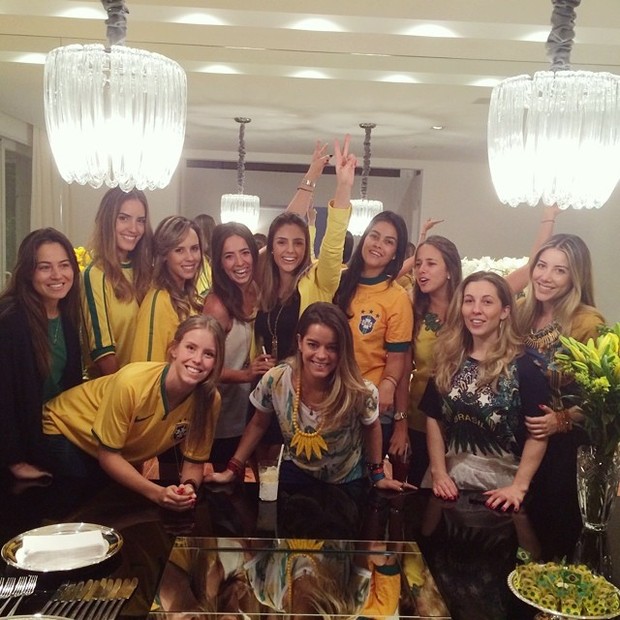 Carol Celico (no centro, com a mão para cima) assiste a jogo do Brasil com amigas (Foto: Instagram/ Reprodução)
