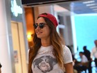 De boné e shortinho, Thaila Ayala embarca em aeroporto no Rio