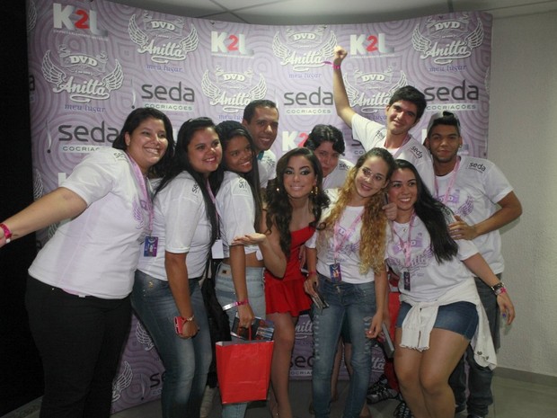 Anitta com fãs antes de show no Rio (Foto: Isac Luz/ EGO)