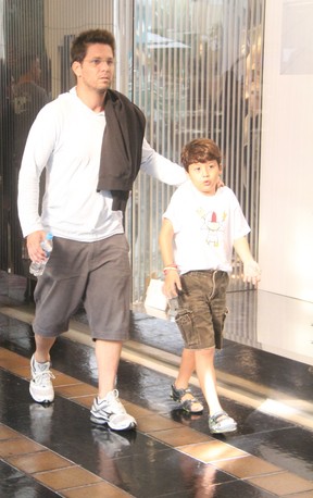 Mario Frias e o filho Miguel em shopping no Rio (Foto: Daniel Delmiro/ Ag. News)