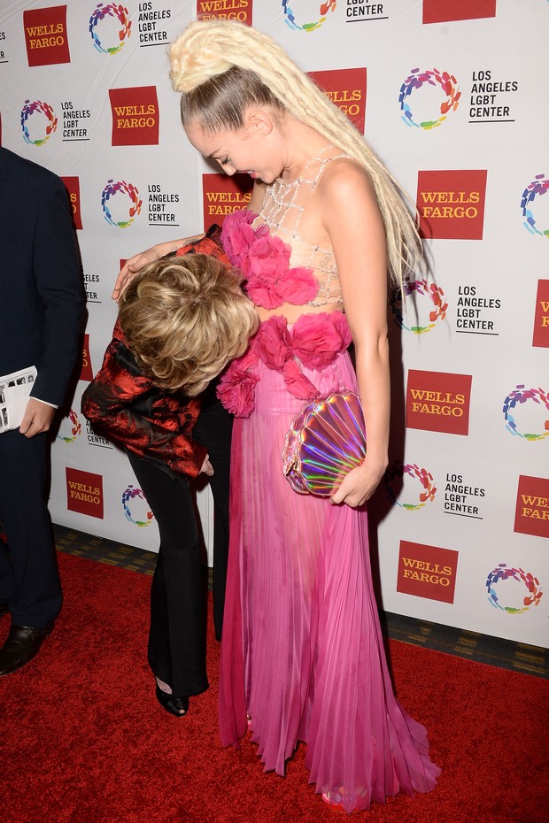 Jane Fonda e Miley Cyrus no tapete vermelho do homenageados no LGBT Vanguard Awards 2015 (Foto: Getty Image)