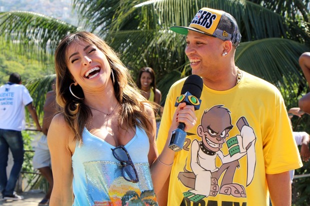 Sabrina Sato se diverte entrevistando MC Tarapi (Foto: Jessica Leone/R&B/Divulgação)