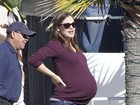 Prestes a dar à luz, Jennifer Garner exibe barrigão ao buscar filha no balé