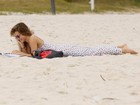 Juliana Didone aproveita tempo livre e estuda na praia