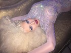 Christina Aguilera posa com transparência e deixa seios à mostra