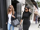 Vestido justinho de Kim Kardashian marca barriguinha de grávida