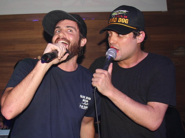 Max Fercondini e Eduardo Sterblitch cantam em boate na Zona Sul do Rio (Foto: Anderson Borde/ Ag. News)