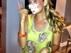 Thalia ganha bolo na cara na festa de seu aniversário