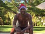 Daniel Alves usa apenas cueca e gorro para desejar Feliz Natal aos fãs