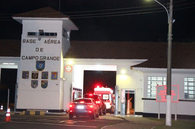 Ambulância de Angelica e Luciano Huck chega a base aérea (Foto:  Fernando Antunes / Campo Grande News.)