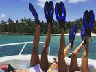 Kourtney Kardashian se diverte e mostra corpo sequinho de biquíni