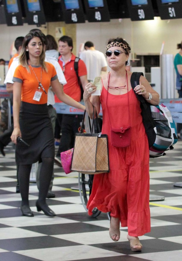 Regina Duarte no aeroporto de SP (Foto: Orlando Oliveira / AgNews)