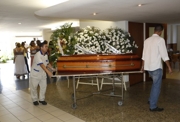 Chegada do corpo de Rafael Soares, filho de Jô (Foto: Marcos Serra Lima/EGO)