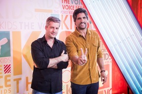 Victor &amp; Léo são jurados do The Voice Kids (Foto: Globo/João Cotta)