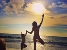 Gisele Bündchen brinca com o filho na praia de Miami