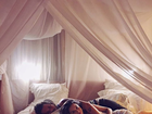 Giovanna Lancellotti posta foto deitada na cama com o namorado