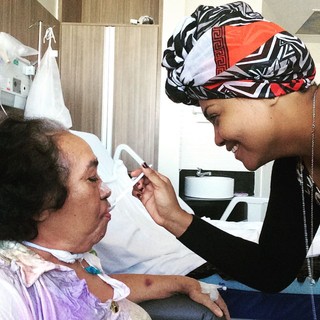 Gaby Amarantos e a mãe, Elza, ainda no hospital (Foto: Reprodução/Facebook)