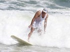 Humberto Martins surfa em praia no Rio de Janeiro