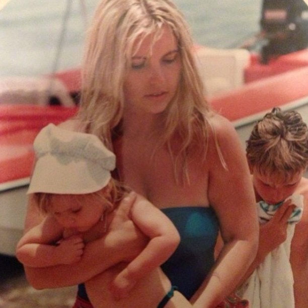 Bar Refaeli posta foto da infância com a mãe (Foto: Instagram)