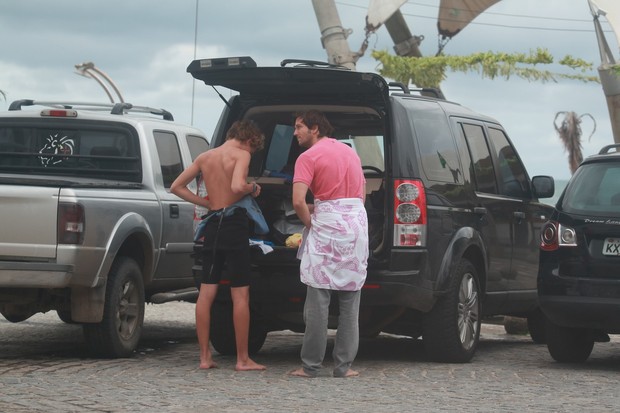 Vladimir Brichta na praia da Macumba, no Rio (Foto: Dilson Silva / Agnews)