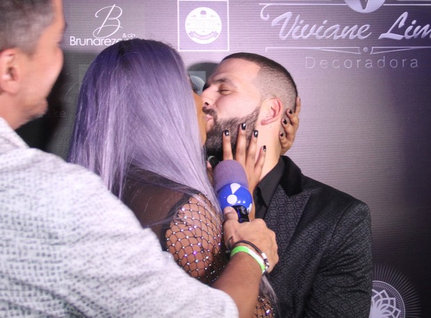 Ludmilla beija o namorado (Foto: Thyago Andrade/Brazil News)