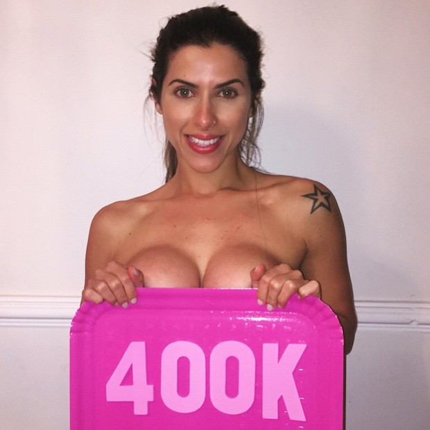 Ana Paula Minerato posa fazendo topless (Foto: Instagram/ Reprodução)