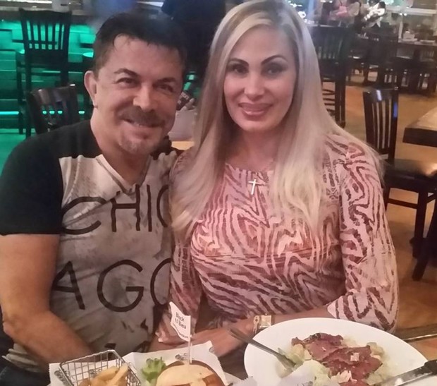 Ângela Bismarchi com o marido nos Estados Unidos (Foto: Reprodução/Instagram)