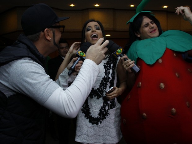 Anitta com repórteres do &#39;Pânico&#39; em prêmio de música em Canela, Rio Grande do Sul (Foto: Graça Paes/ Foto Rio News)