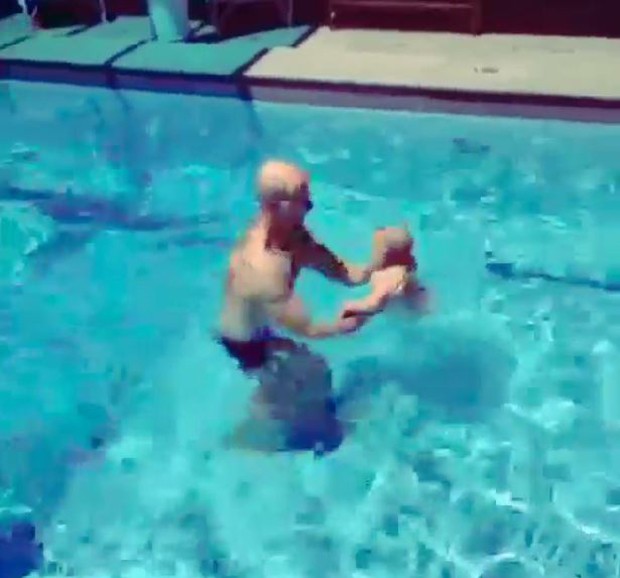  Fernando Scherer brincando com a filha na piscina (Foto: Instagram / Reprodução)