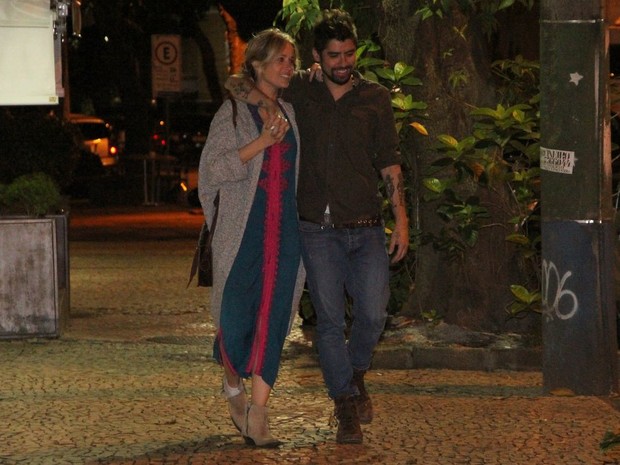 Juliana Didone janta com o namorado em restaurante no Leblon (Foto: Rodrigo dos Anjos / AgNews)