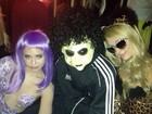 Paris Hilton posa com Miley Cyrus e Snoop Dog em festa de Halloween