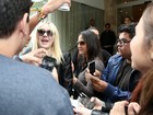 Dakota Fanning posa com fãs no hotel antes de deixar o Rio. Vídeo!