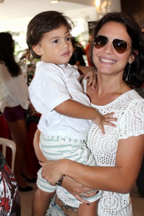 Juliana Knust e o filho, Matheus, em festa no Rio (Foto: Vera Donato/ Divulgação)