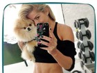 Karina Bacchi mostra o 'tanquinho' em selfie com cachorro