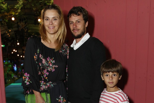 Carolina Dieckmann com o marido Tiago Worckmann e o filho José (Foto: Felipe Assumpção/Agnews)