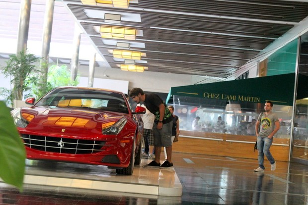 Caio Castro observa Ferrari em shopping no Rio (Foto: Daniel Delmiro / AgNews)