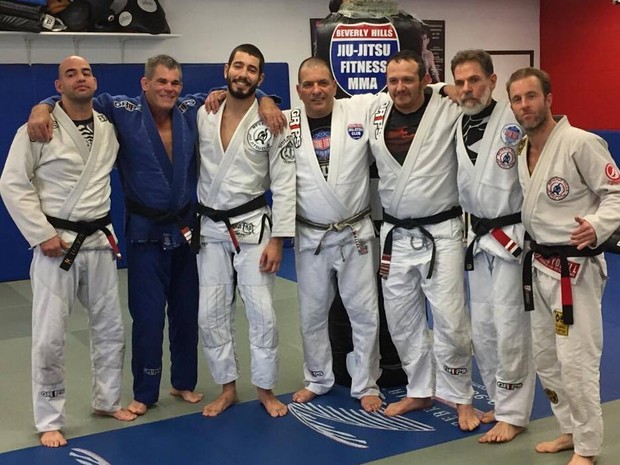 Scott Caan e os lutadores de jiu-jitsu que ganharam a faixa preta (Foto: Divulgação)