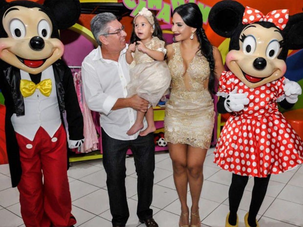 Shayene Cesário com o noivo, Wilson Moisés, e a filha do casal, Ana Patrícia, em festa no Rio (Foto: Divulgação)