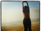 Priscila Pires se exercita na praia com macacão decotado: 'Revigorante'