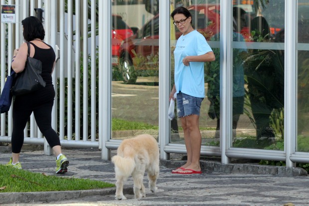 Carolina Ferraz passeia com seu cachorro (Foto: J.Humberto \ AgNews)